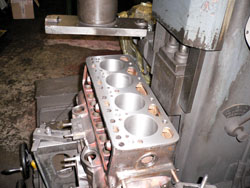 piazzamento e spianatura del monoblocco Fiat 1100 del 1948